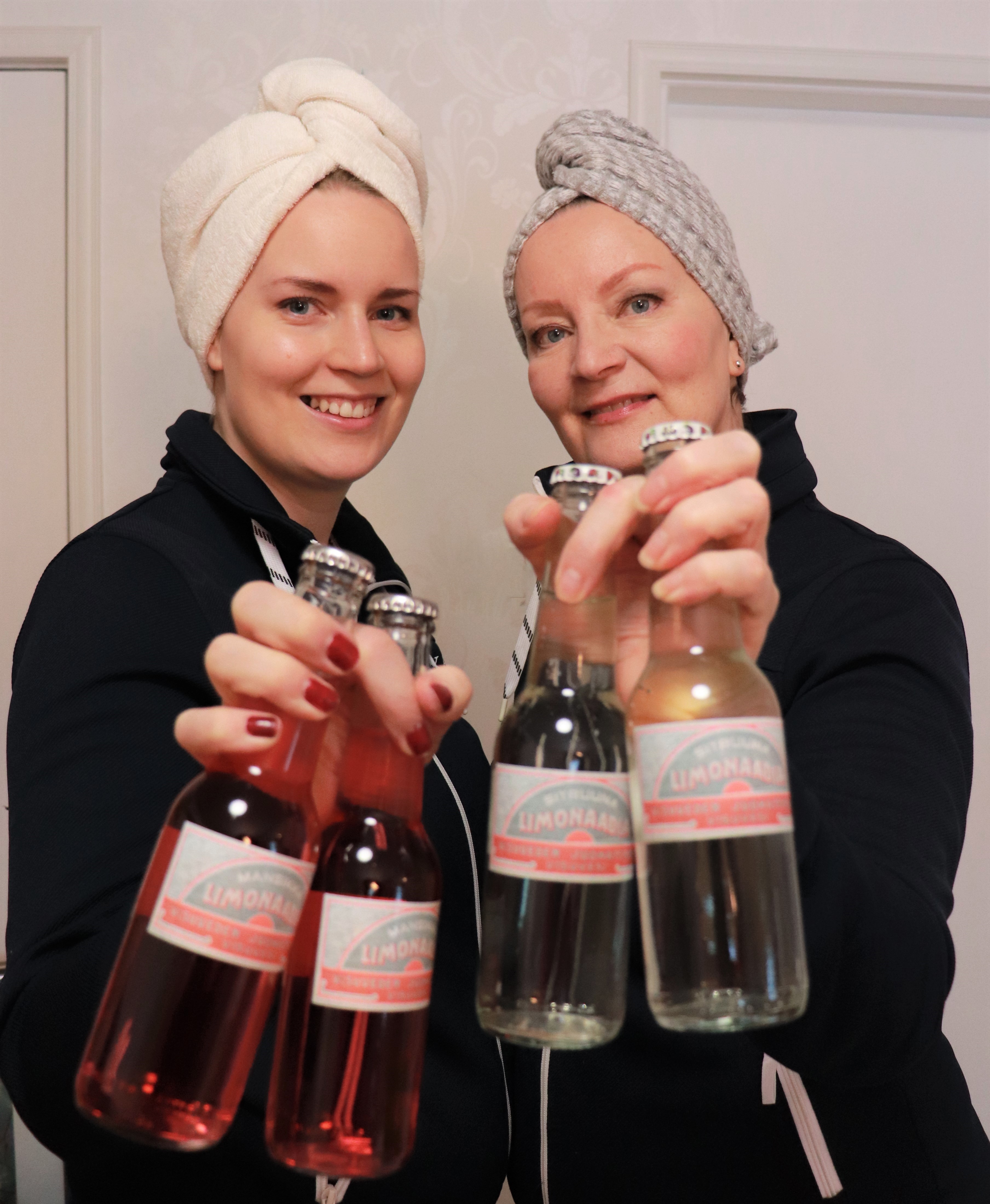 Visuveden juomatehtaan limunaadit Jennan ja Päivin esittelyssä.